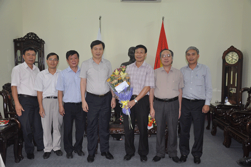 Các đồng chí trong Cơ quan Tập đoàn chúc mừng đồng chí Dương Quang Lai