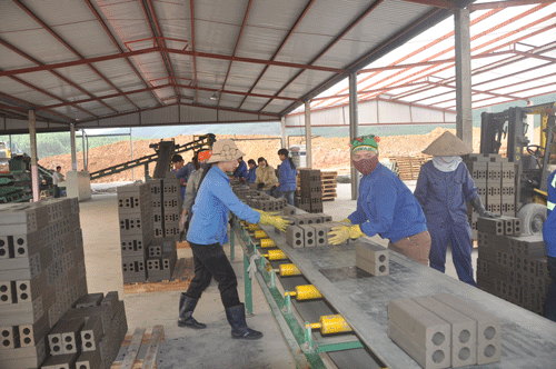 Sản xuất gạch tuylen tại Công ty CPSX & TM than Uông Bí (Ảnh H.H)