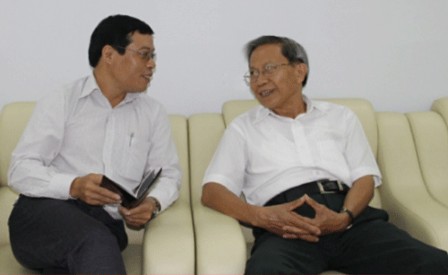 Thiếu tướng Lê Văn Cương (phải) trao đổi với PV Tạp chí TKV