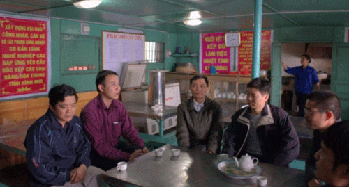 Chủ tịch Công đoàn Công ty Nguyễn Đức Tráng thăm hỏi anh em công nhân bốc xếp trên tàu (Ảnh Hoàng Hoa)