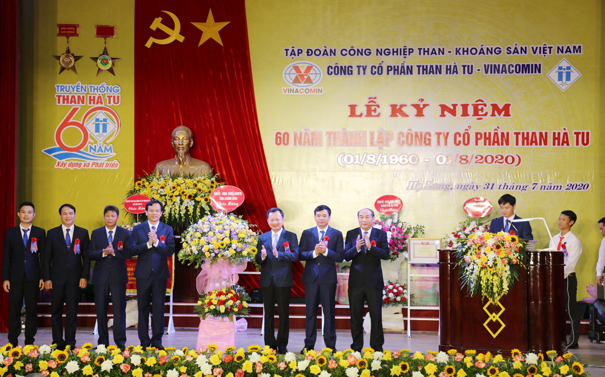Lãnh đạo tỉnh Quảng Ninh tặng hoa chúc mừng Công ty