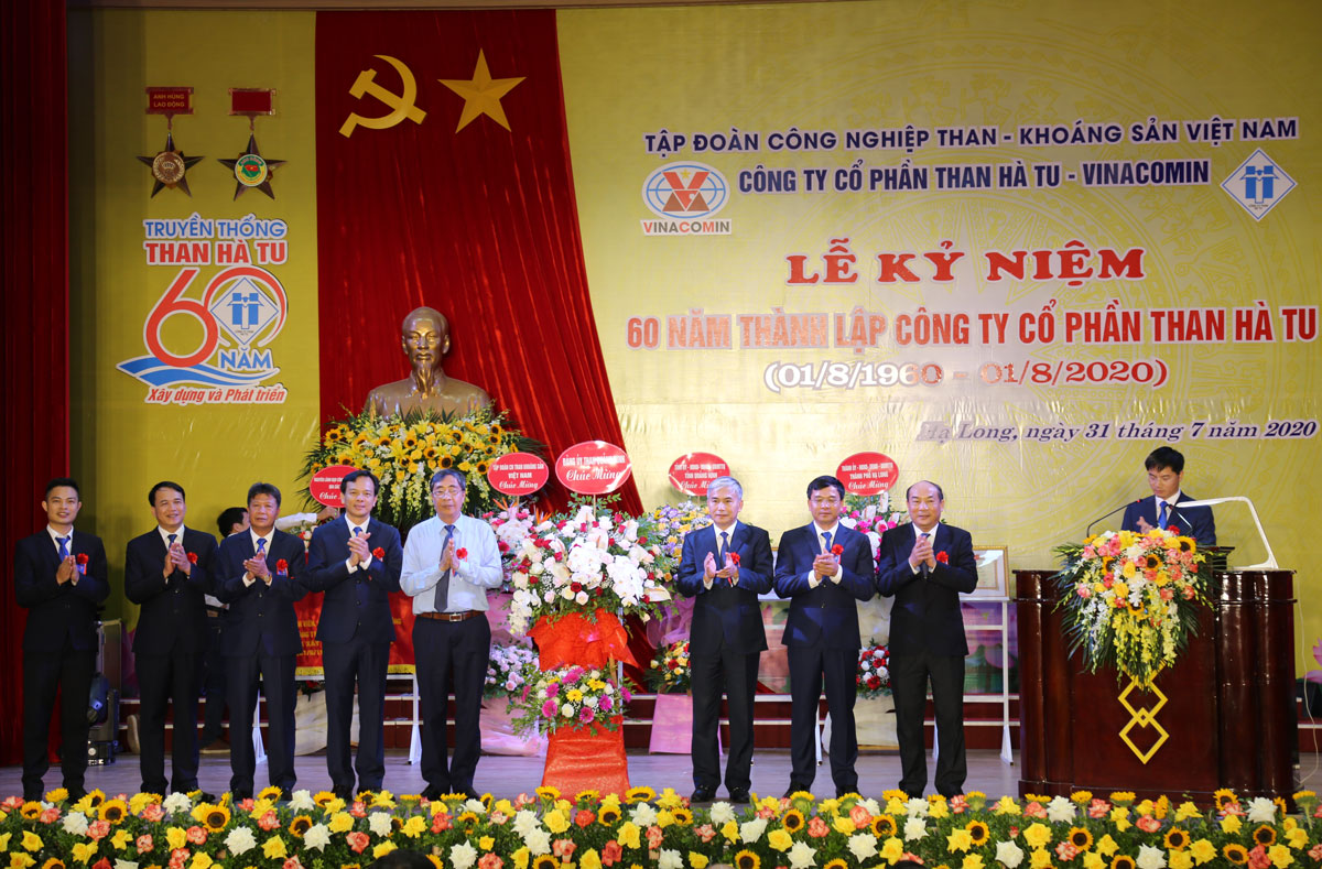 Lãnh đạo Tập đoàn TKV và Đảng uỷ Than Quảng Ninh tặng hoa chúc mừng Công ty