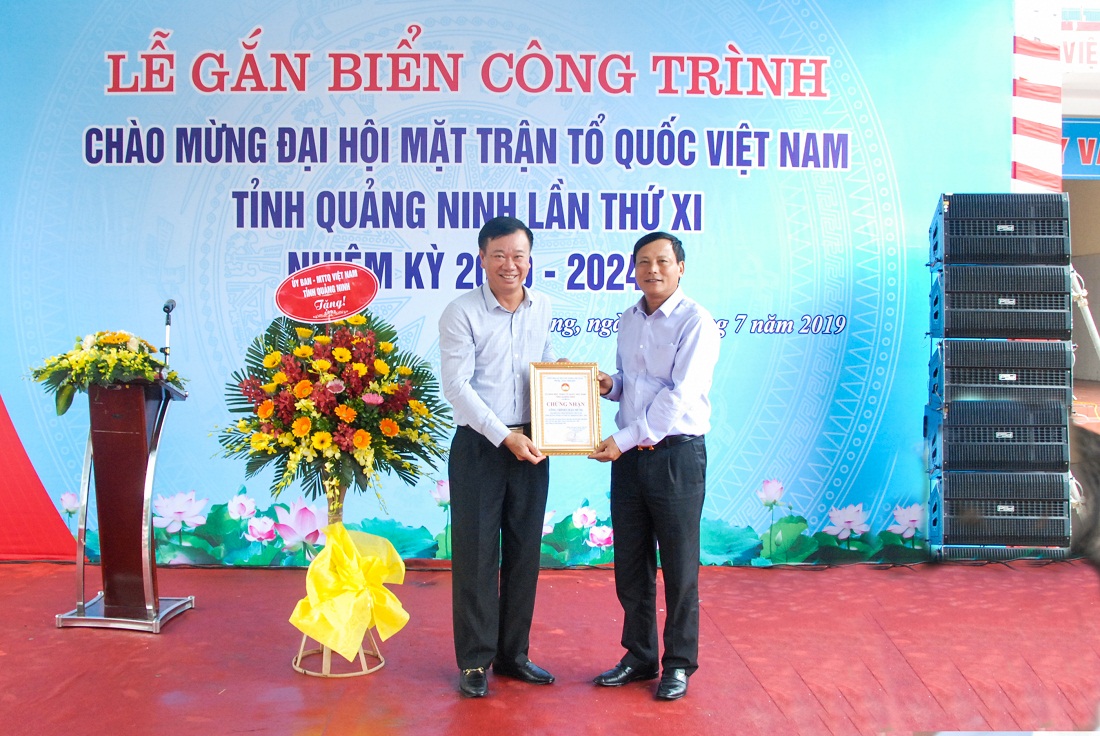 Đồng chí Nguyễn Văn Hưởng, Trưởng Ban Dân vận Tỉnh ủy, Chủ Tịch Ủy ban MTTQ tỉnh, trao chứng nhận công trình chào mừng Đại hội MTTQ tỉnh lần thứ XI cho Công ty Than Hòn Gai - TKV.