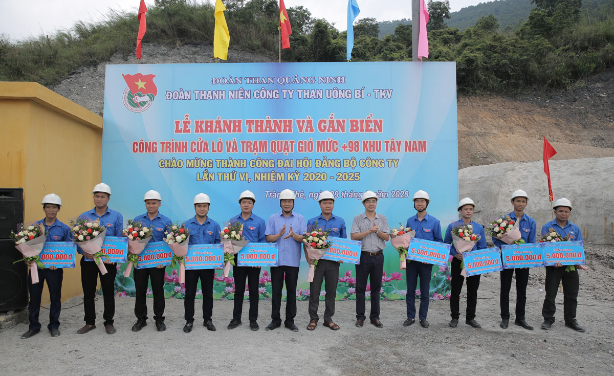 Đoàn TN Công ty than Uông Bí: Gắn biển công trình thanh niên chào mừng thành công Đại hội Đảng bộ Công ty lần thứ VI, nhiệm kỳ 2020 - 2025