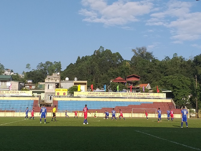 Đội bóng đá nam Than Hà Tu thi đấu với đội Tuyển than Cửa Ông