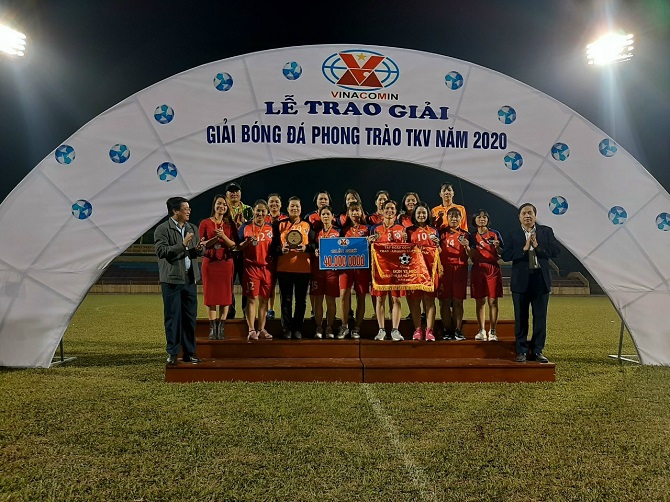 Đội Bóng đá nữ Than Hà Tu xuất sắc đạt giải Nhì, Thủ môn Nguyễn Thị Vân (Phòng KCS) được trao danh vị Thủ môn xuất sắc