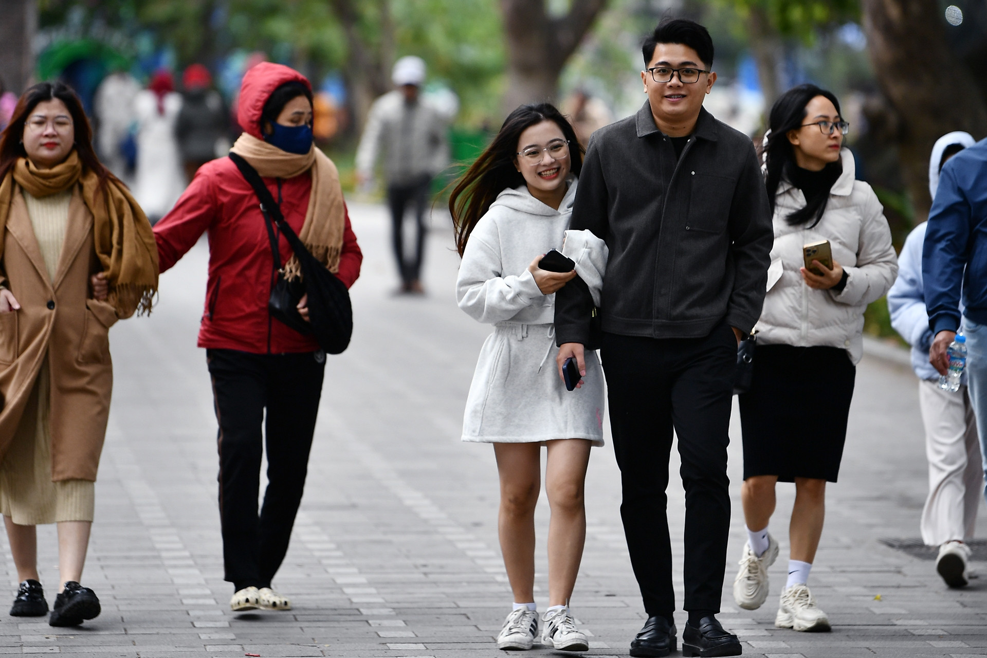 Chờ mãi Hà Nội mới lạnh 11 độ, cô gái kéo người yêu ra đường tận hưởng mùa đông