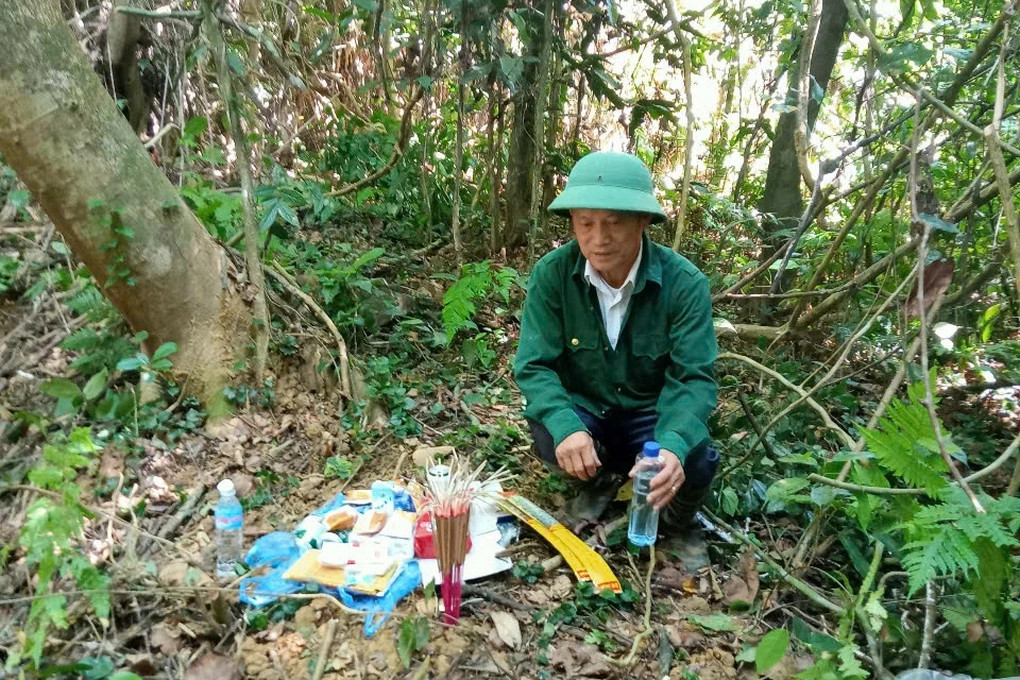 ong dang van due ben ngoi mo giua rung crop 1734685050747.webp