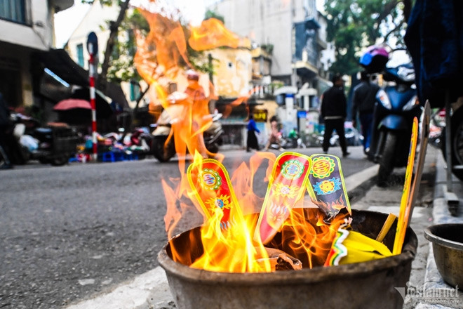 Ngăn mẹ chồng cuồng cúng bái đầu năm, con dâu 'ù tai' nghe lời nhiếc móc